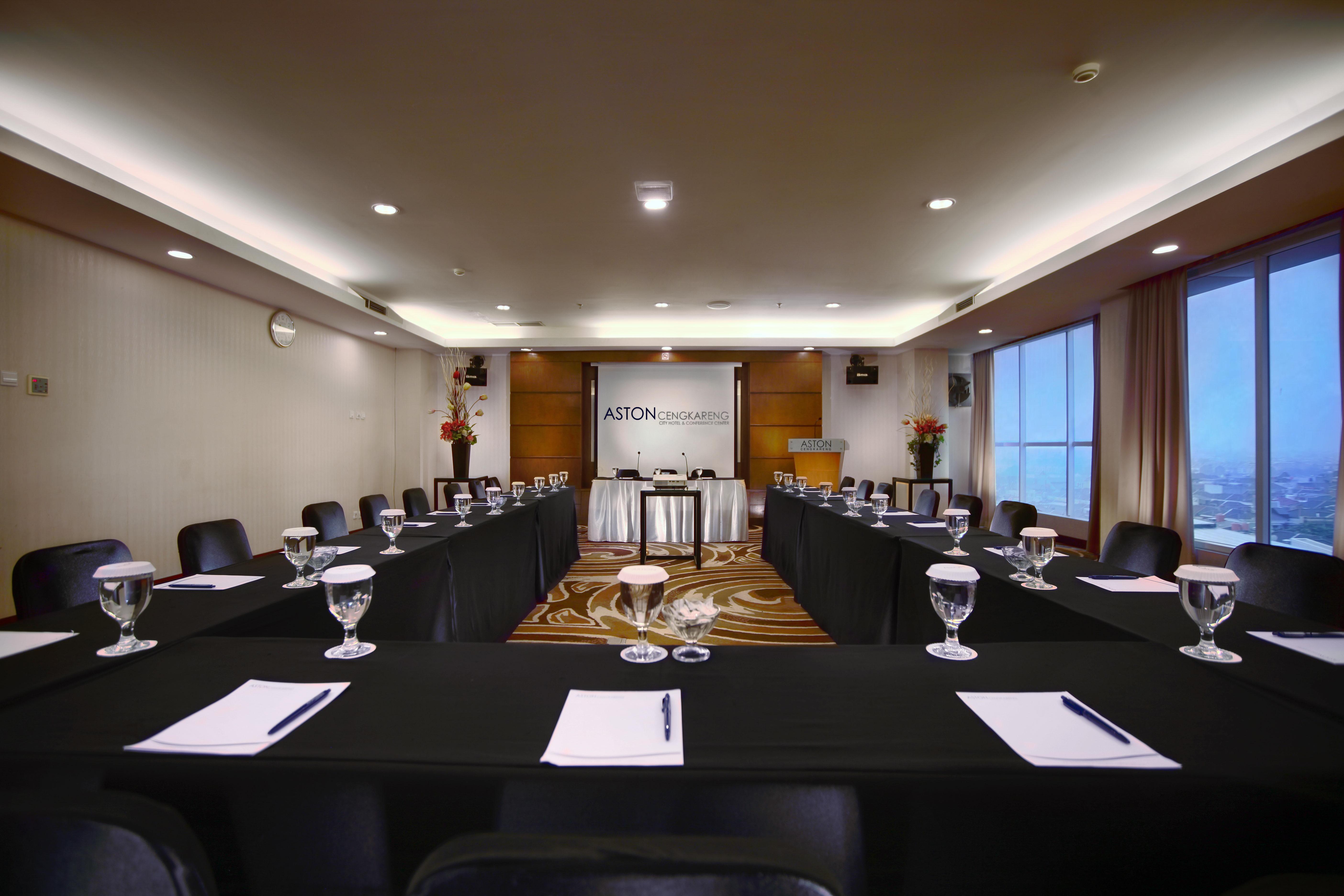 Royal Palm Hotel & Conference Center Cengkareng Jakarta Extérieur photo