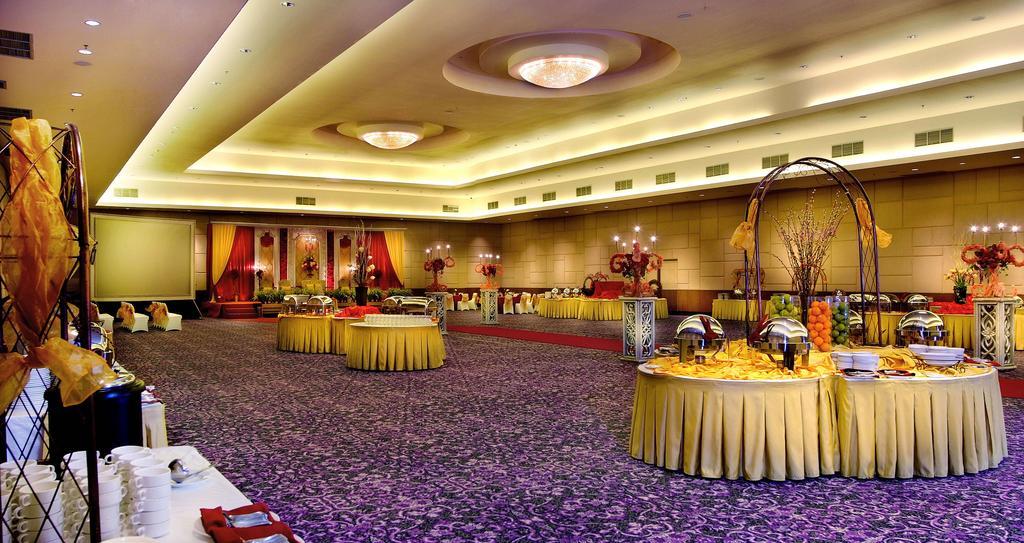 Royal Palm Hotel & Conference Center Cengkareng Jakarta Extérieur photo